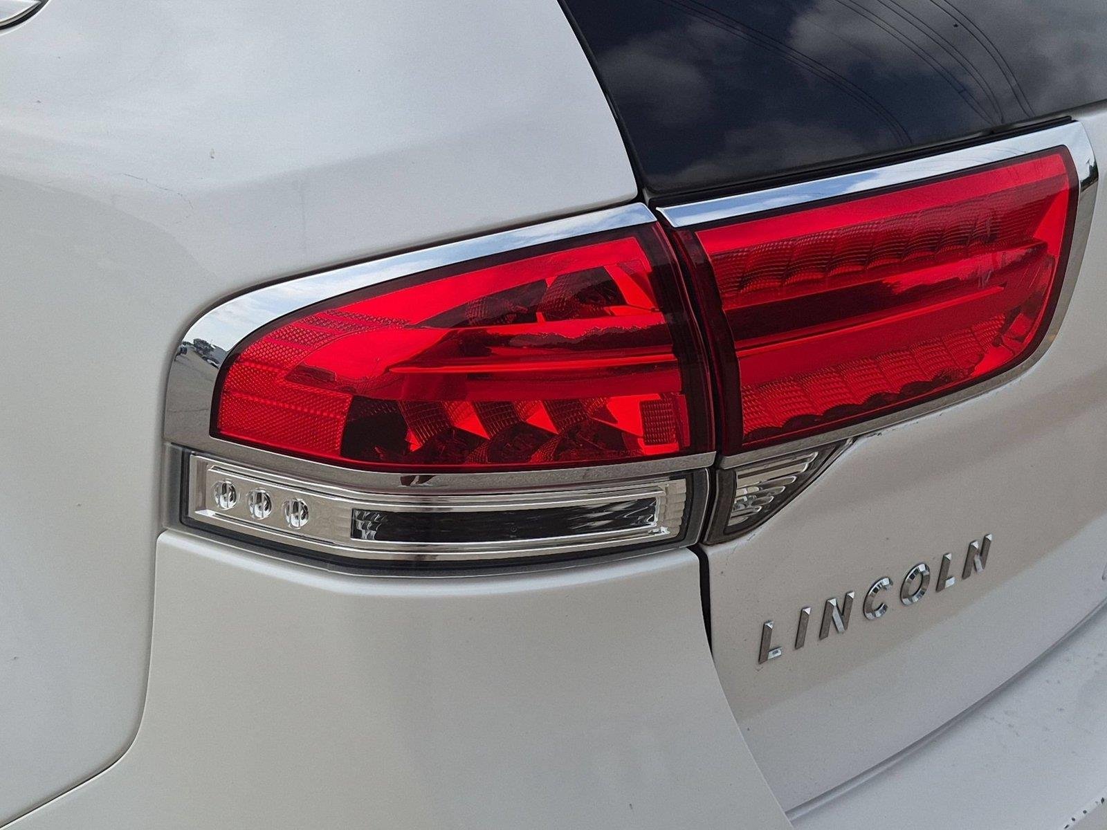 Used 2011 White Platinum Tri-Coat Metallic LINCOLN  image 3