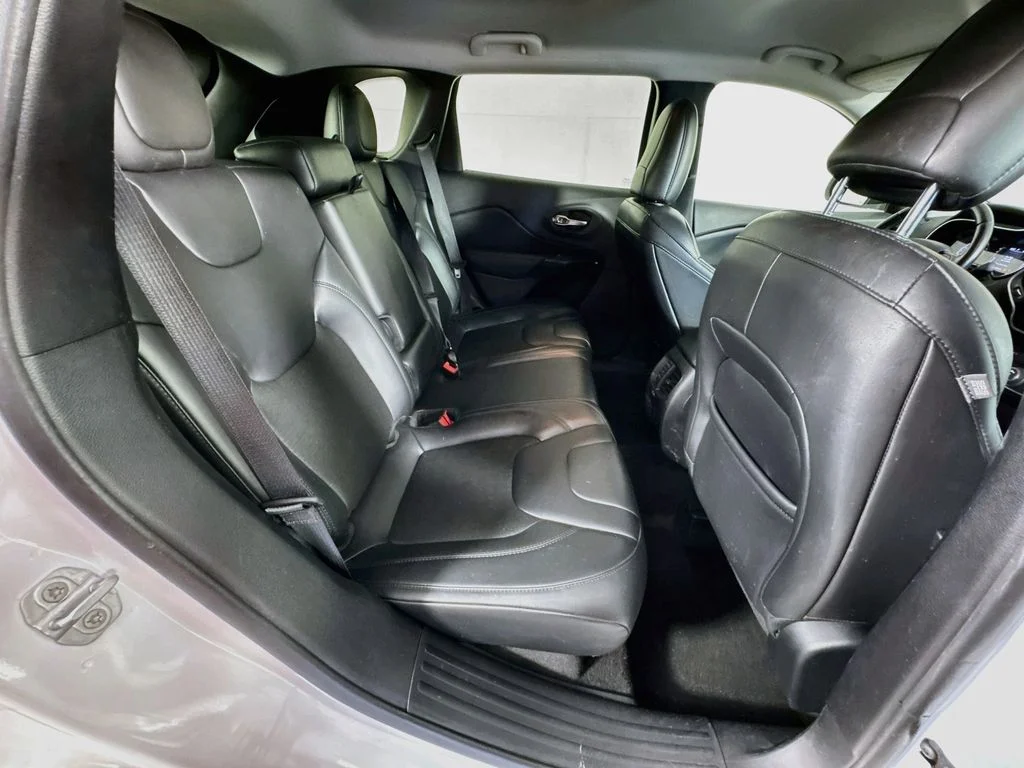 Used 2020 White Jeep Latitude Plus image 32