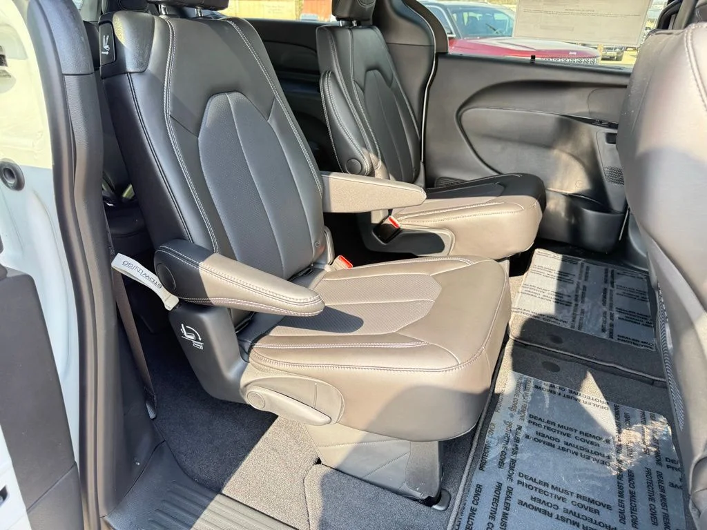 2025 Chrysler Pacifica Select - Photo 24