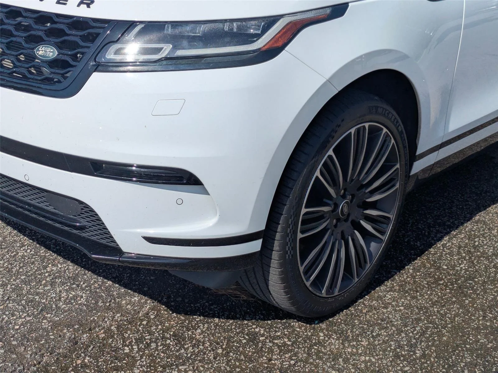 Used 2019 Fuji White Land Rover S image 4