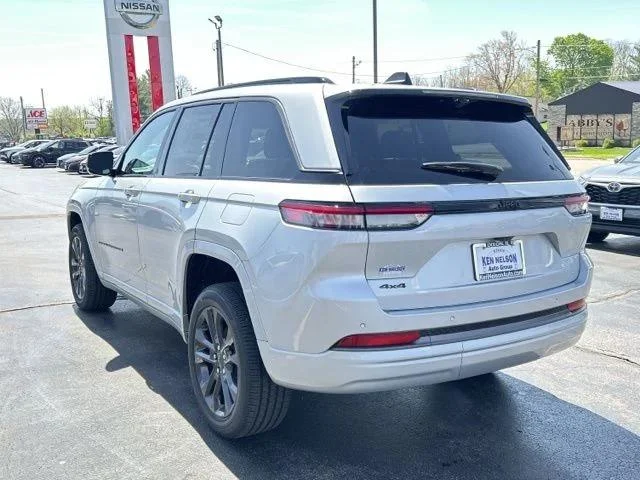 New 2026 Silver Zynith Exterior Paint Jeep Limited image 7