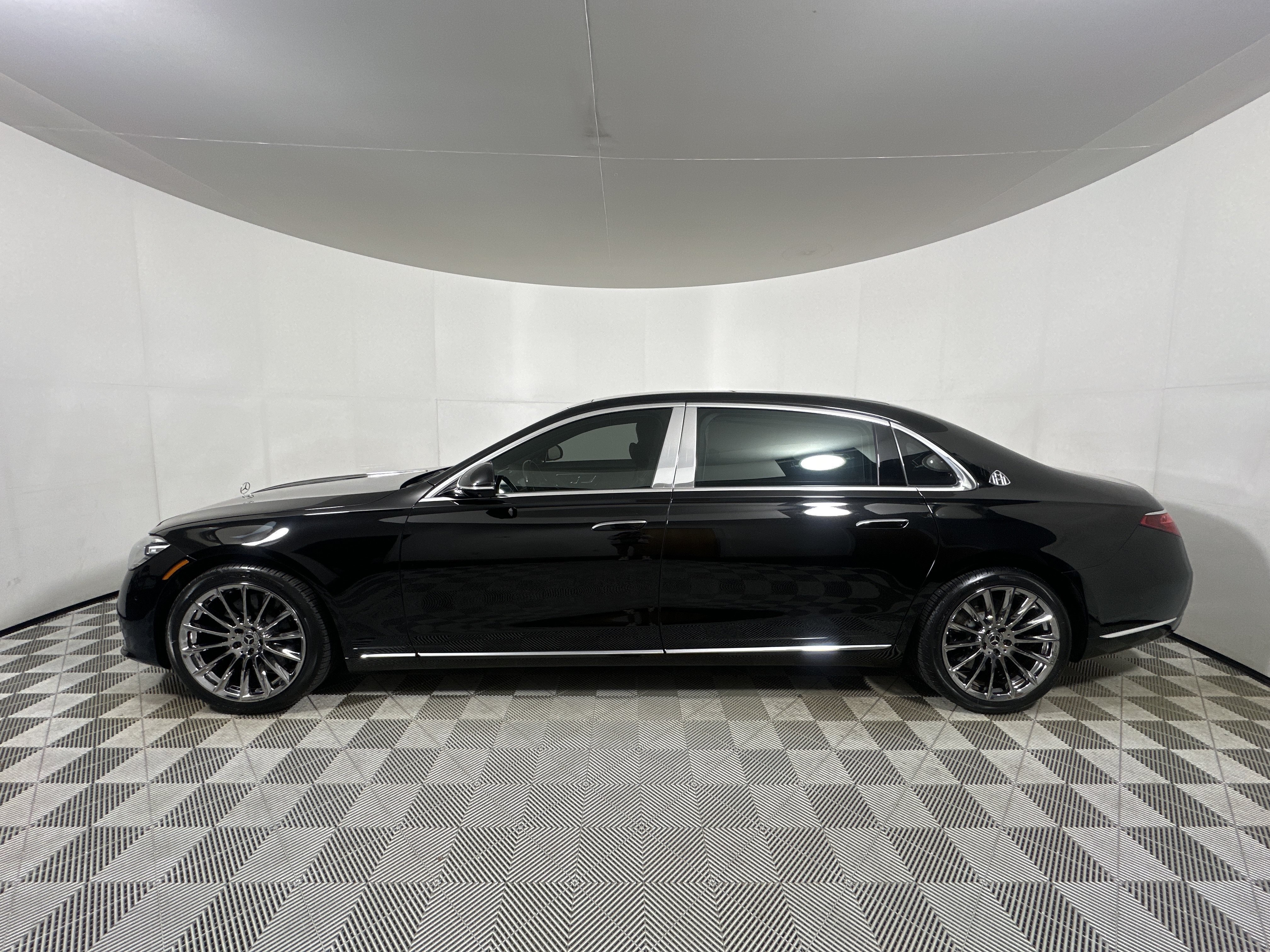 Used 2022 Black Mercedes-Benz Maybach S 580 image 4