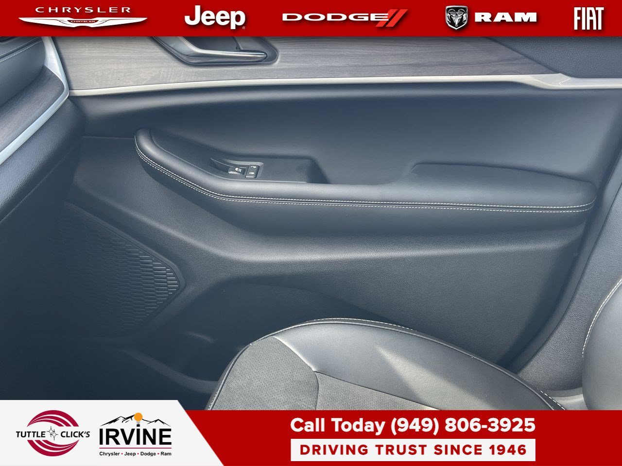 New 2026 Diamond Black Crystal Pearl-Coat Exterior Paint Jeep Laredo Altitude image 21