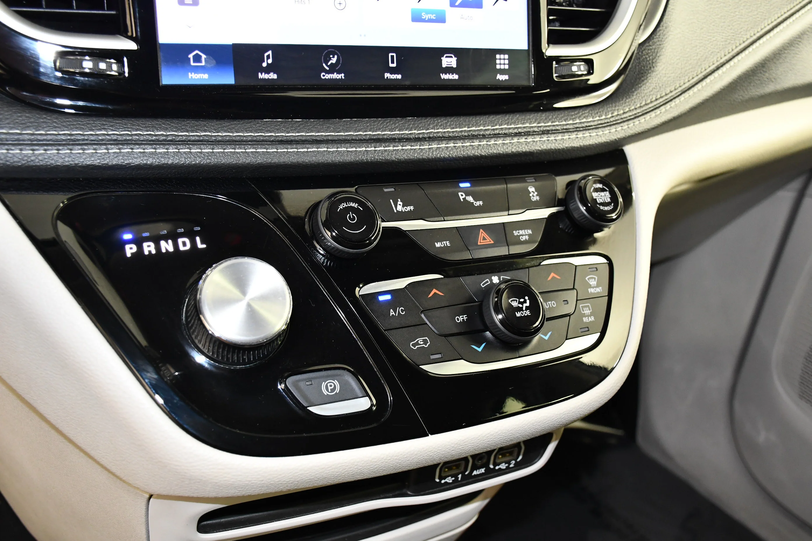 Used 2023 Silver Mist Clearcoat Chrysler Hybrid Touring L image 30