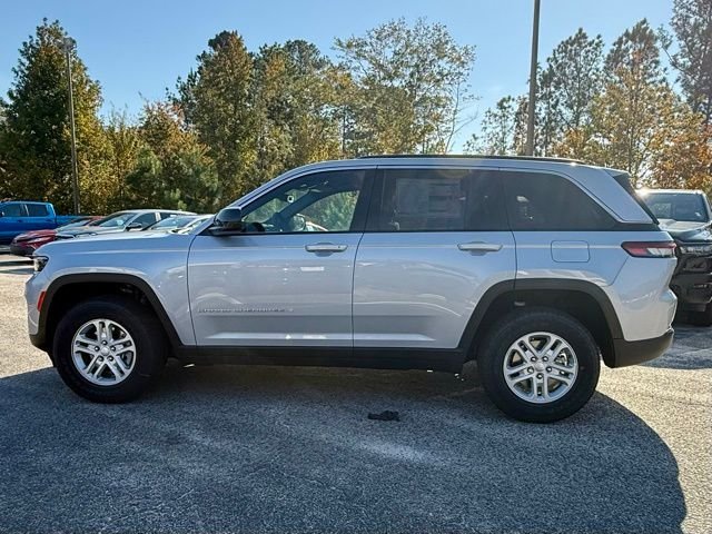 New 2025 Silver Zynith Exterior Paint Jeep Laredo image 5