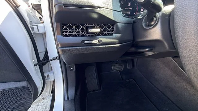 Used 2025 White Honda SE image 30
