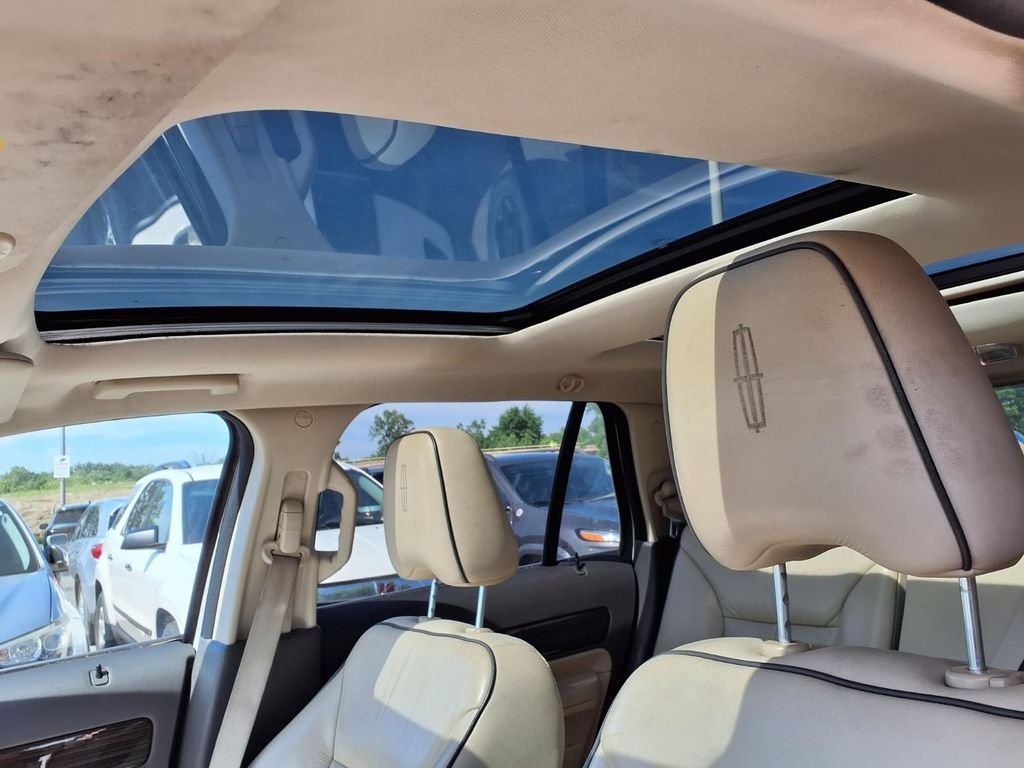 Used 2009 White Lincoln Base image 15