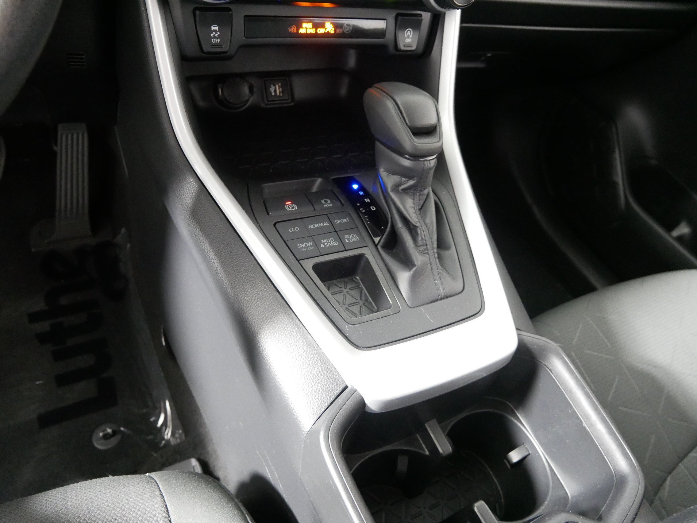 2024 Toyota RAV4 XLE - Photo 24