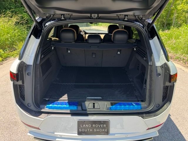 New 2026 Fuji White Land Rover Dynamic SE image 13