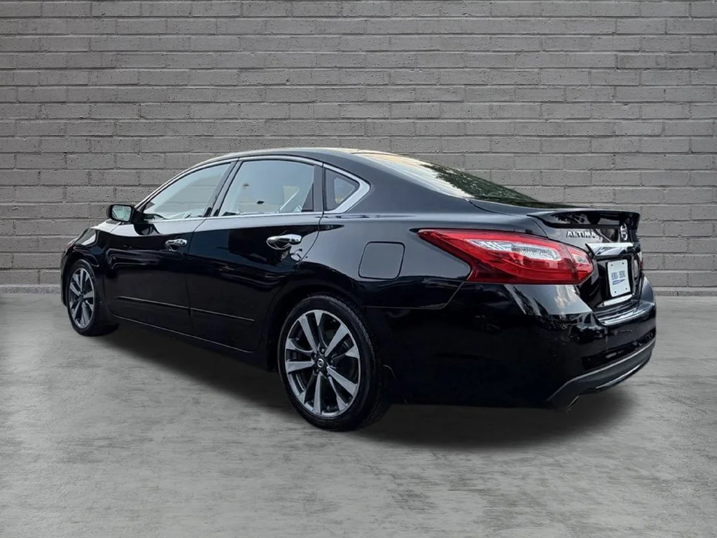 Used 2016 Super Black Nissan 2.5 SR image 11