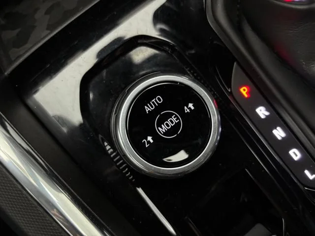 Used 2025 Summit White GMC Elevation image 23
