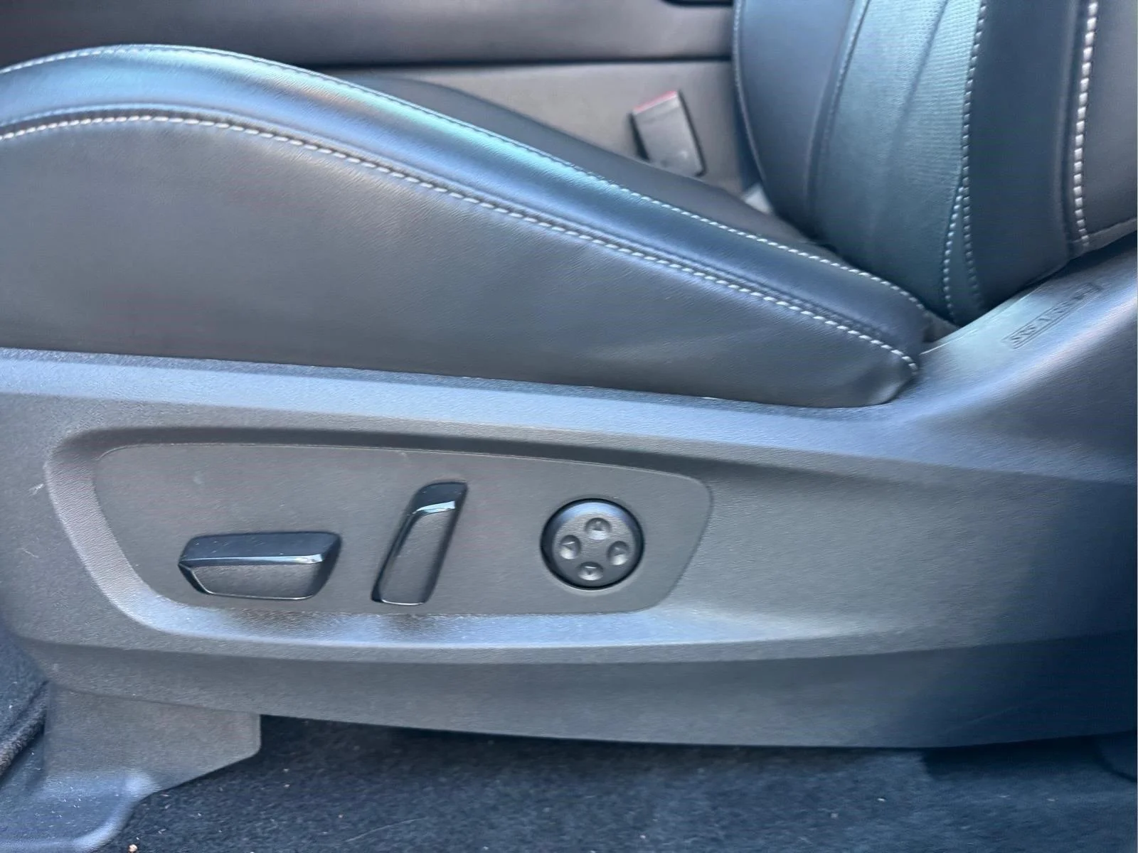 Used 2025 Majestic White INFINITI LUXE image 19