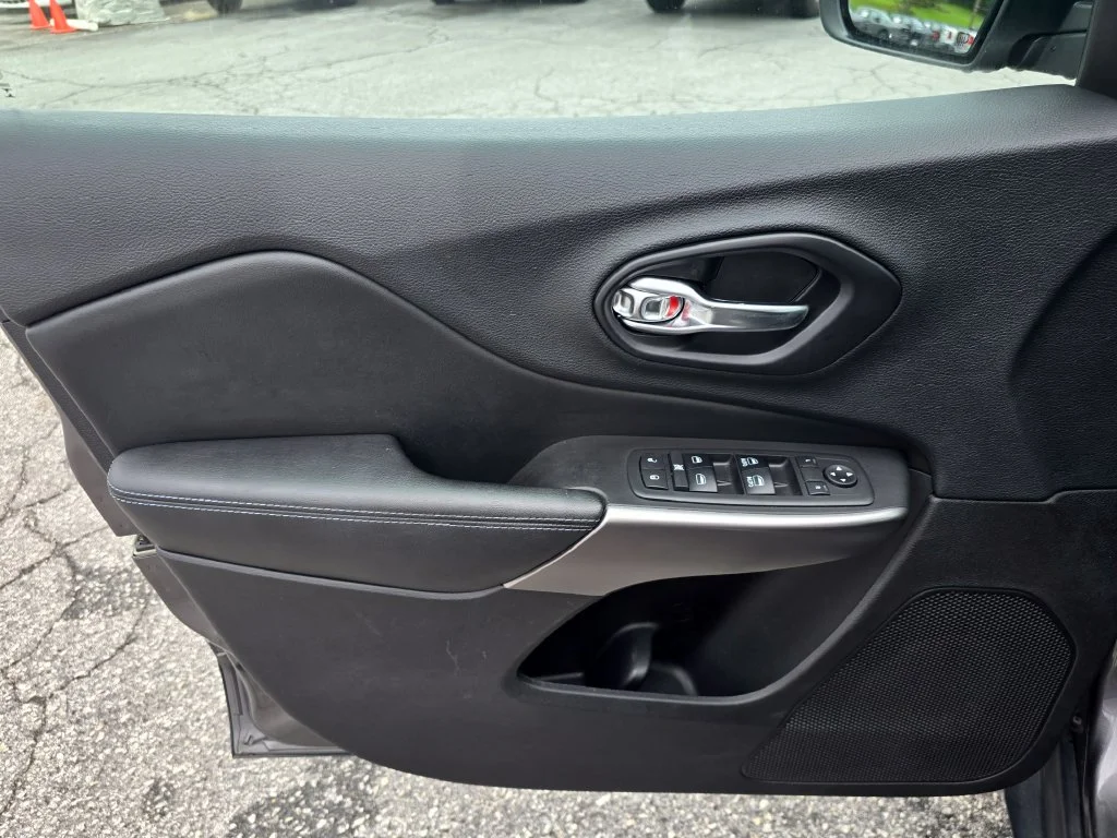 Used 2019 Gray Jeep Latitude Plus image 43