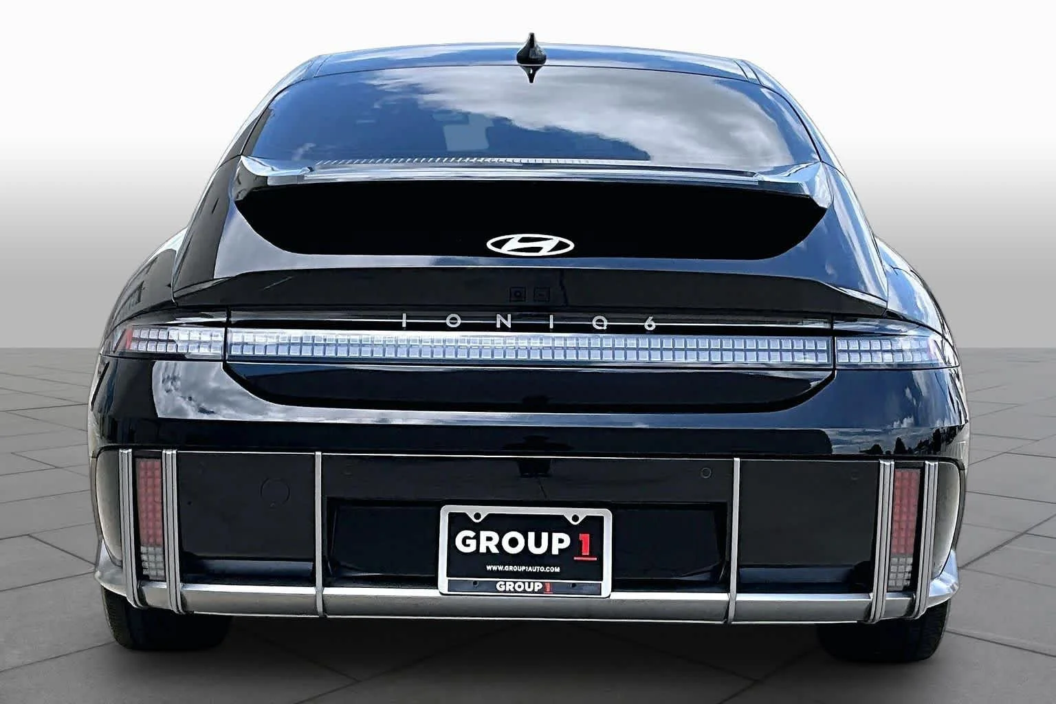 Used 2024 Onyx Black Hyundai SE image 4