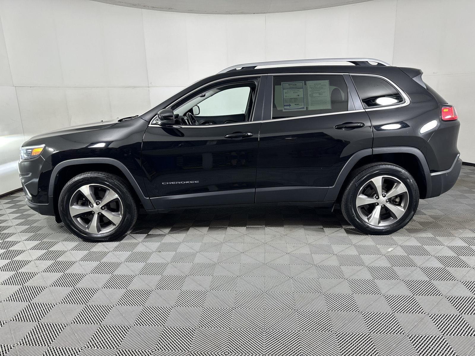 Used 2021 Diamond Black Crystal Pearlcoat Jeep Limited image 9