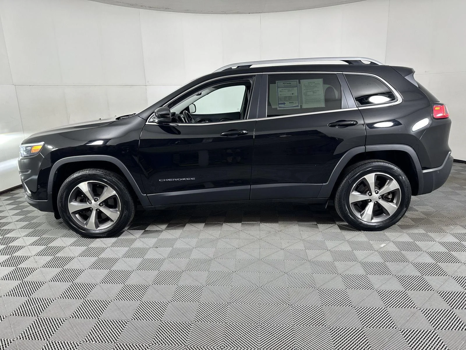 Used 2021 Diamond Black Crystal Pearlcoat Jeep Limited image 9
