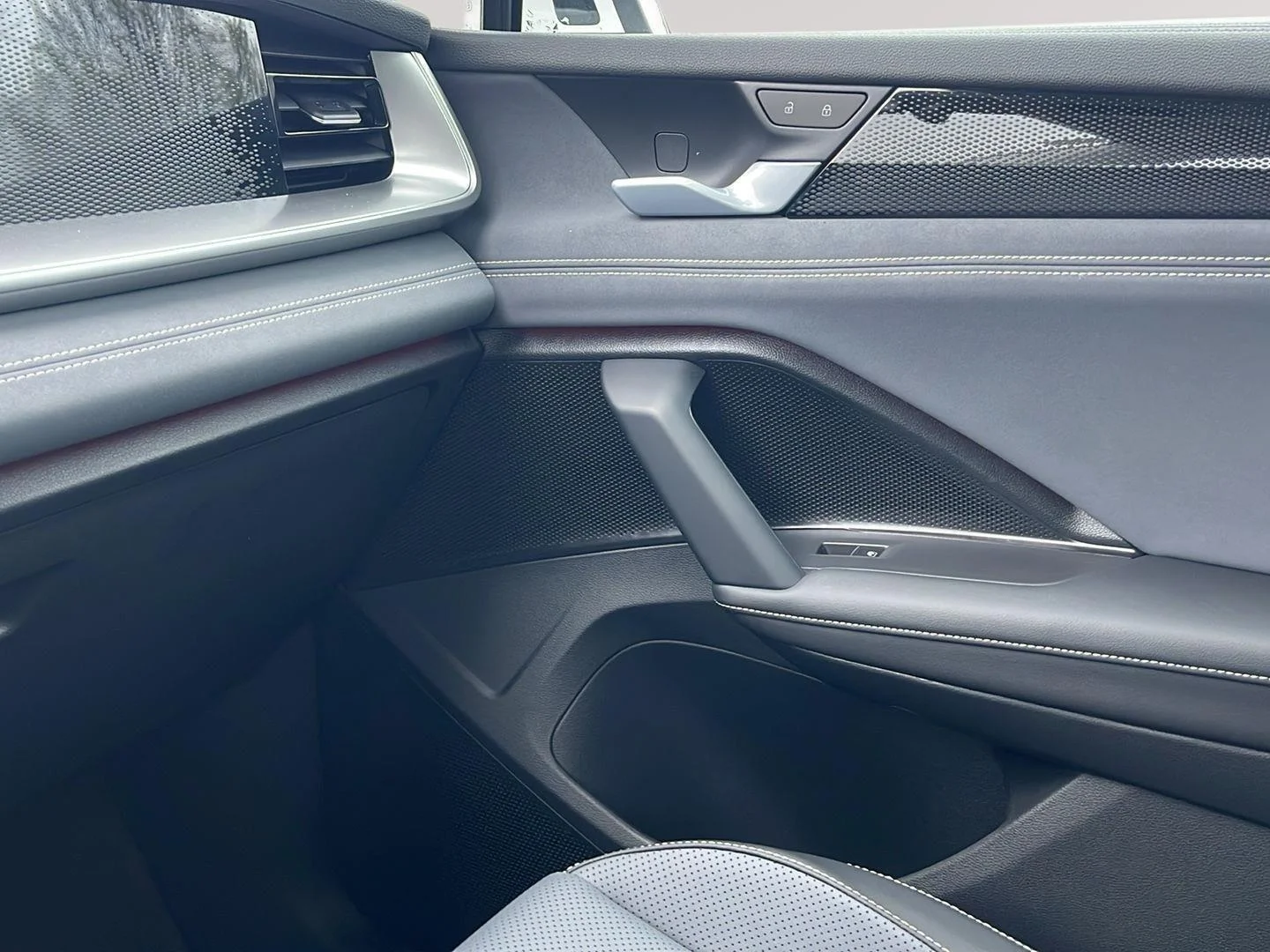 New 2026 Pure White Volkswagen SE image 30