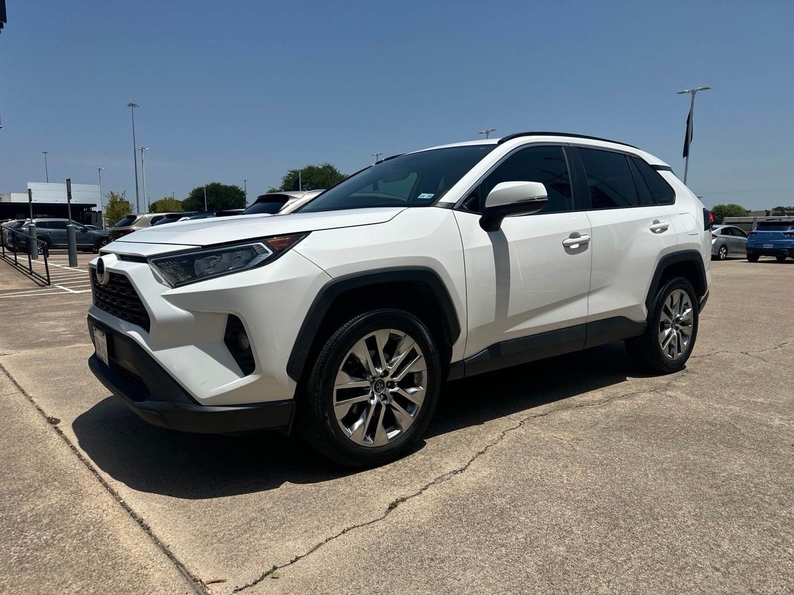 Used 2020 Super White Toyota XLE Premium image 3