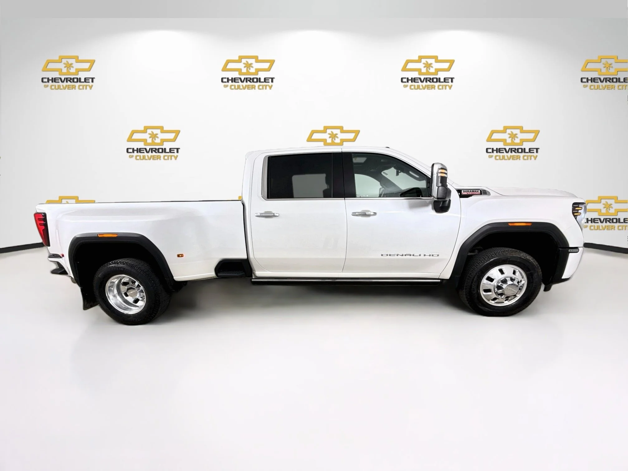 Used 2024 White Frost Tricoat GMC Denali DRW image 9