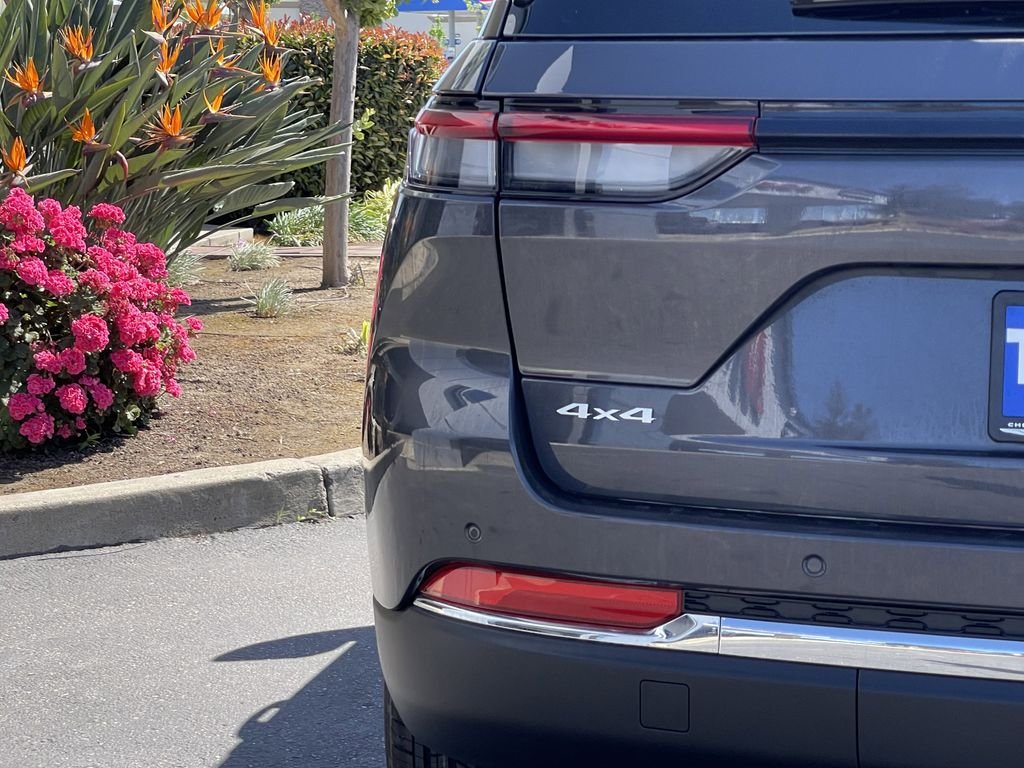 New 2026 Baltic Gray Metallic Clear-Coat Exterior Paint Jeep Laredo X image 8