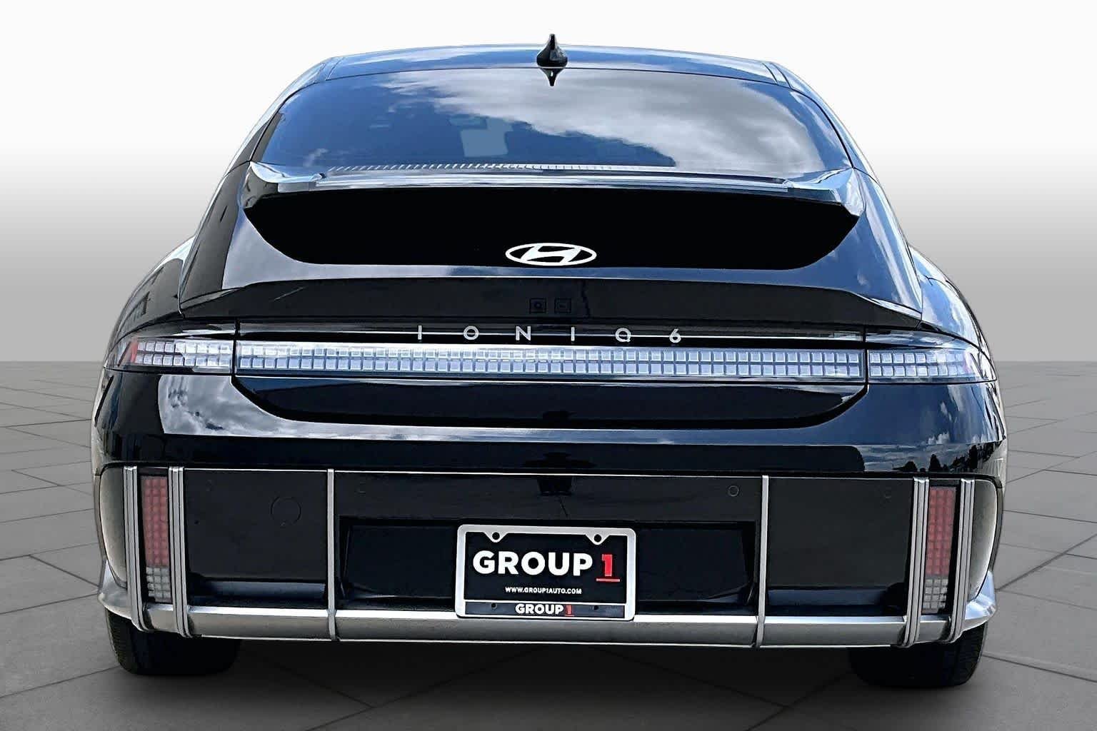 Used 2024 Onyx Black Hyundai SE image 4