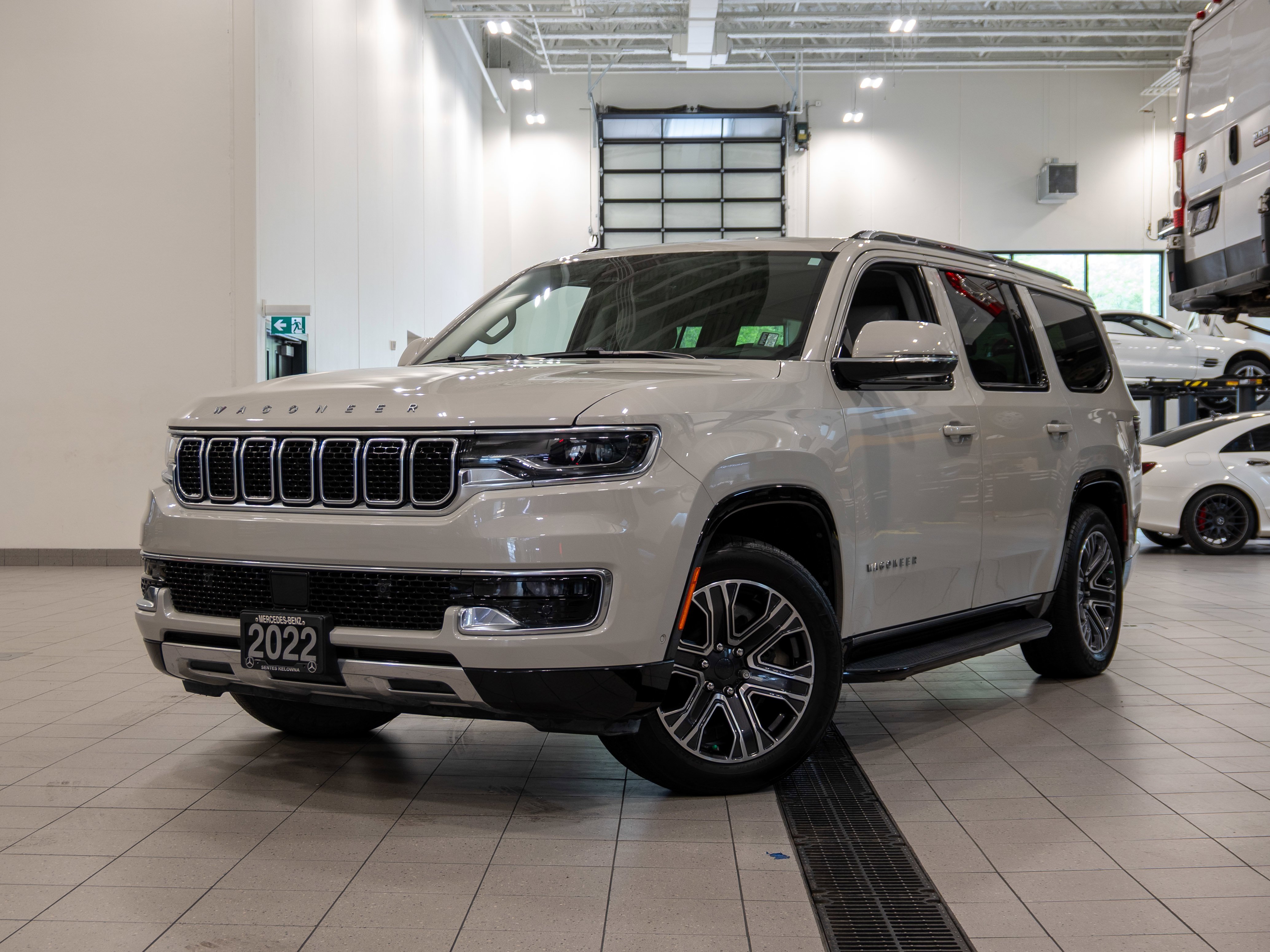 Luxury White Pearlcoat 2022 Jeep Wagoneer Series III 4WD SUV / Crossover Four-Wheel Drive