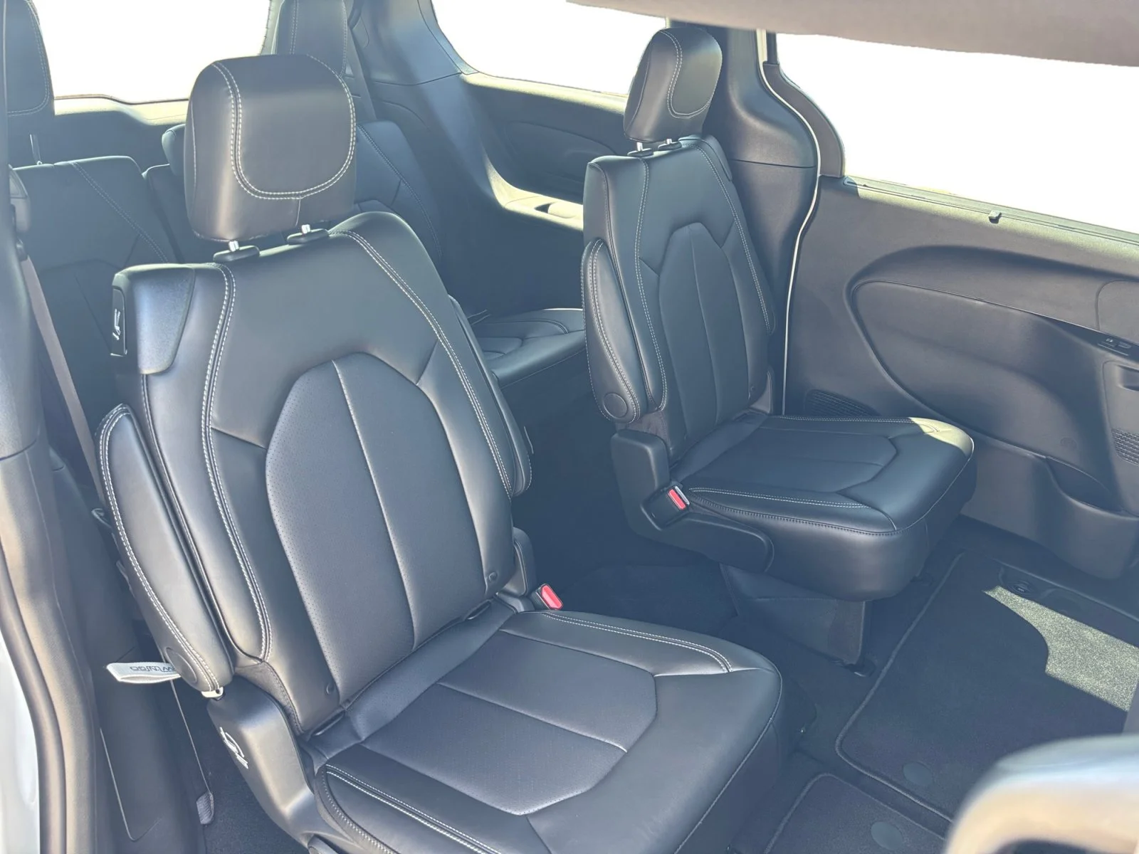 New 2027 Bright White Chrysler SXT image 18