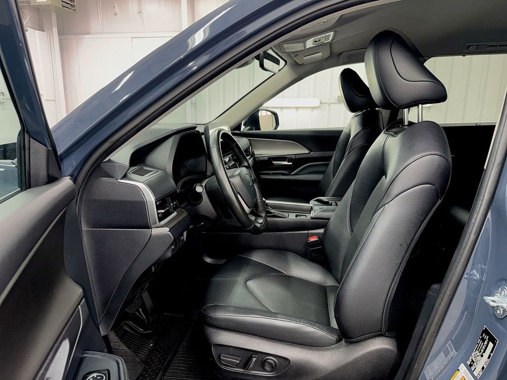 Used 2025 White Toyota XLE image 12