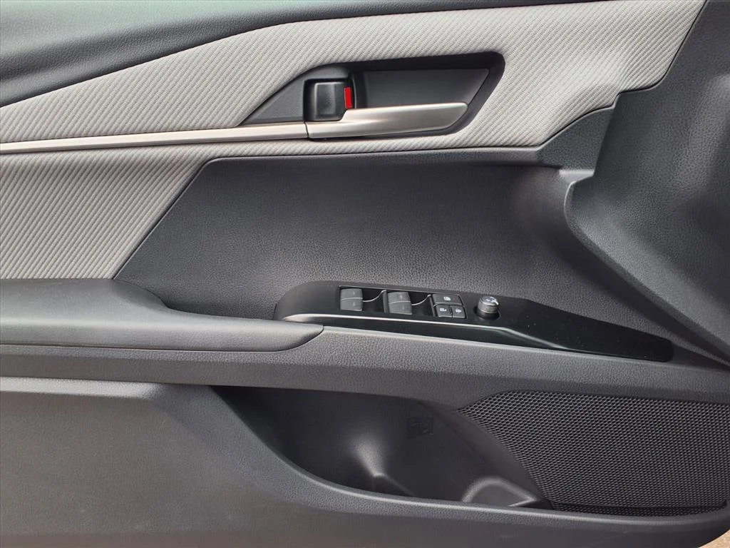 2026 Toyota Camry SE - Photo 15