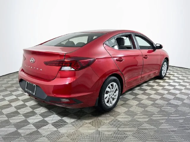 Used 2020 Red Hyundai SE image 3