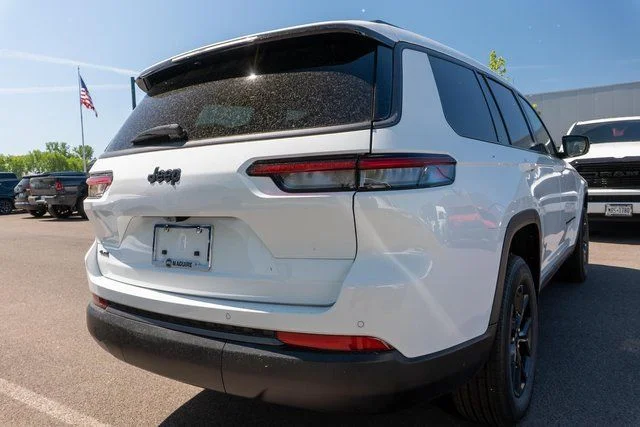 New 2026 Bright White Clear-Coat Exterior Paint Jeep Laredo image 5