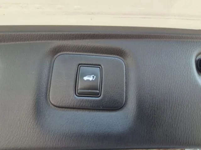 Used 2017 White INFINITI Base image 31