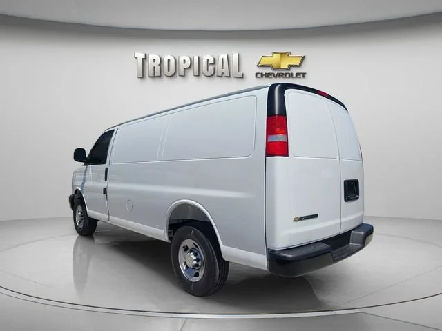New 2026 Summit White Chevrolet WT image 3