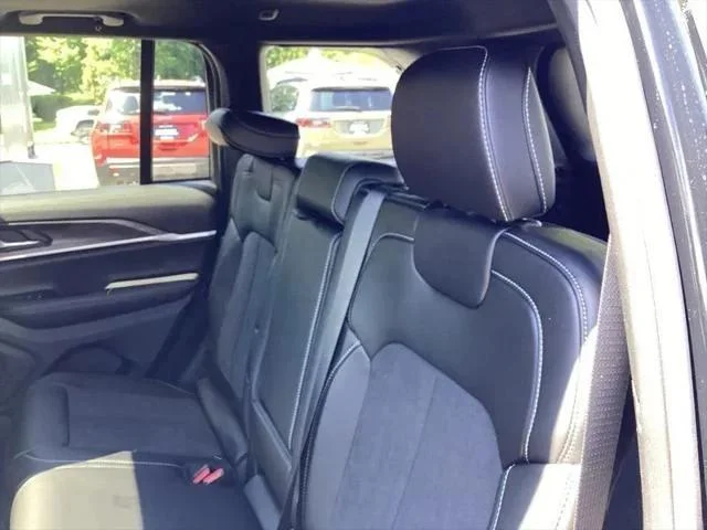 New 2026 Diamond Black Crystal Pearl-Coat Exterior Paint Jeep Laredo image 17