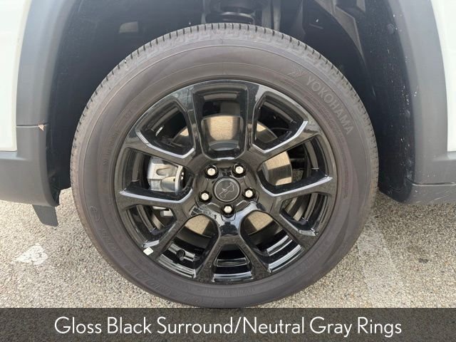 New 2026 Bright White Clear-Coat Exterior Paint Jeep Latitude image 11