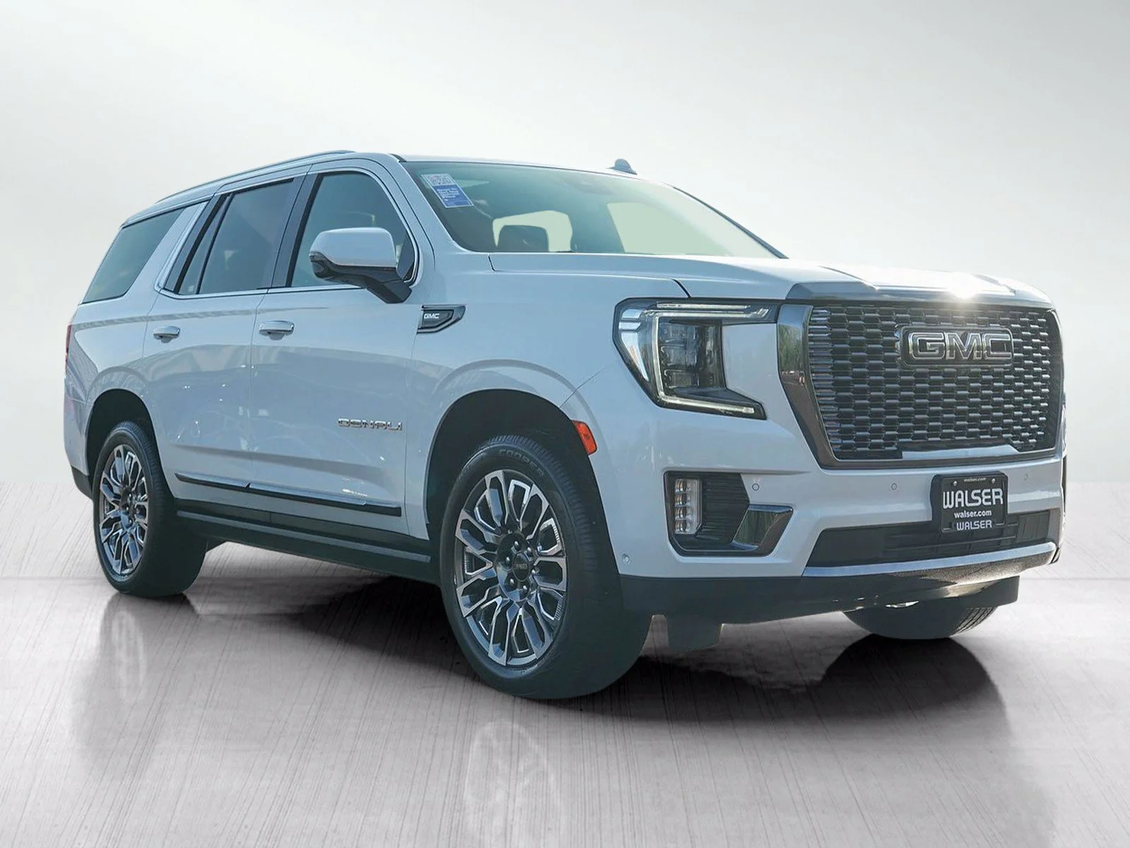 Used 2023 White Frost Tricoat GMC Denali Ultimate image 9