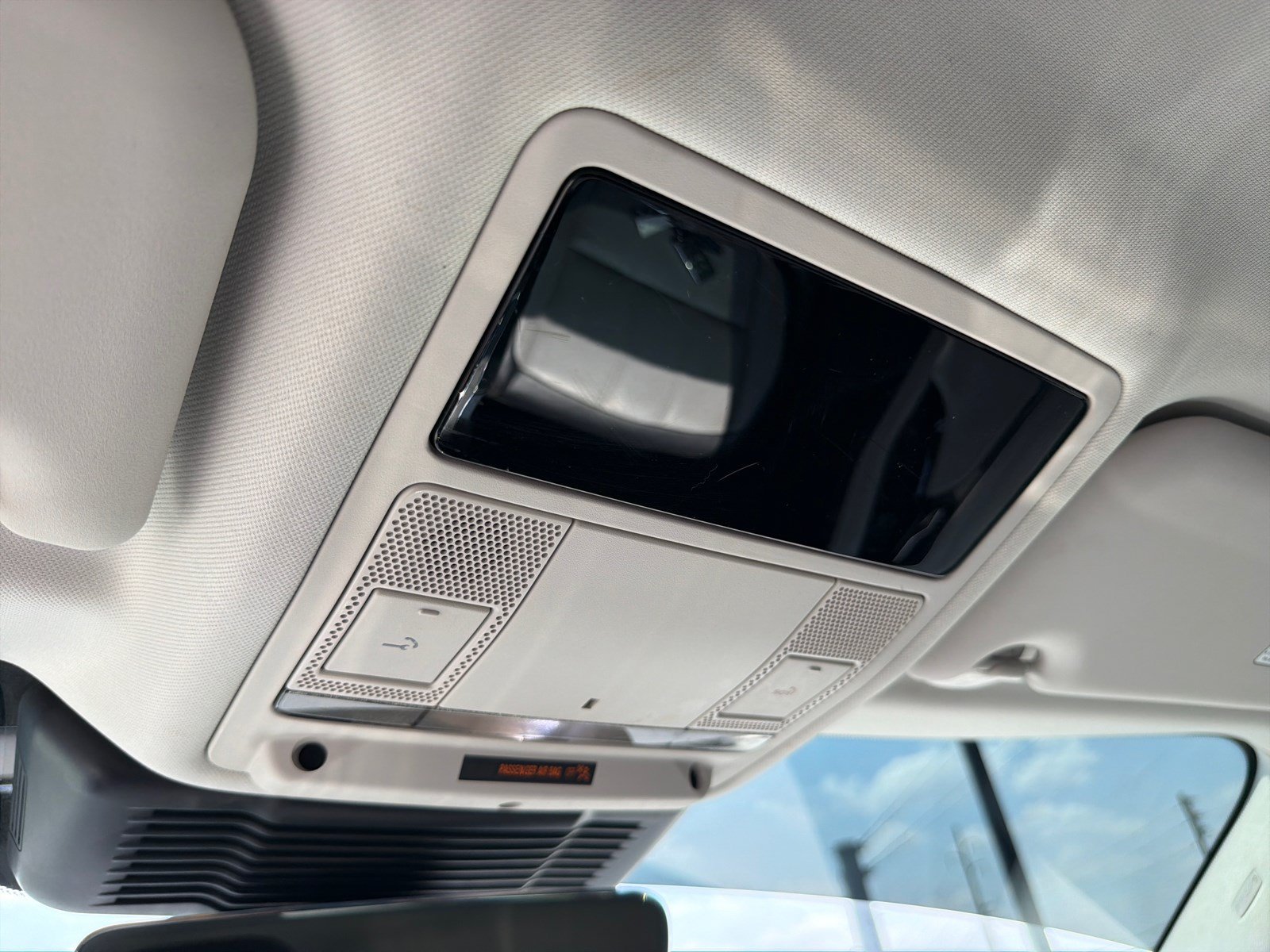Used 2023 Fuji White Land Rover R-Dynamic S image 31