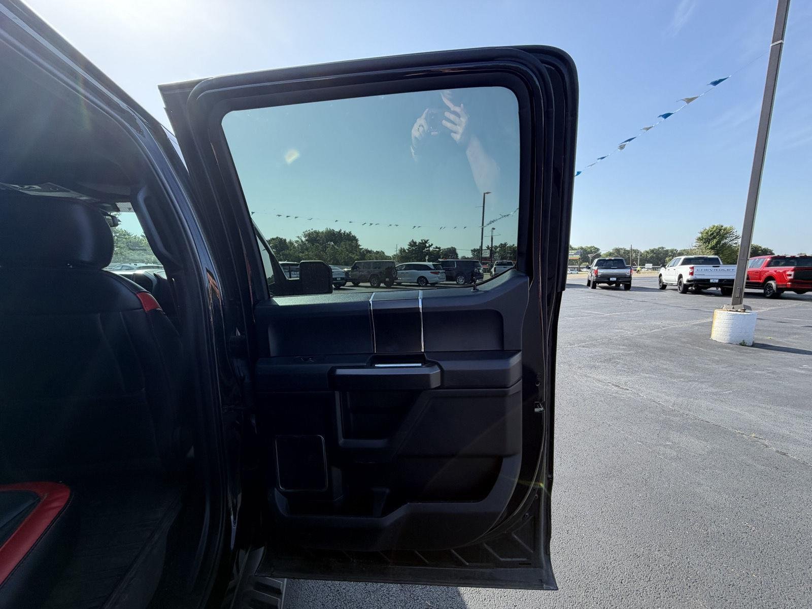 Used 2020 Agate Black Metallic Ford LARIAT image 27