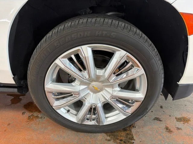 Used 2022 Iridescent Pearl Tricoat Chevrolet High Country image 8