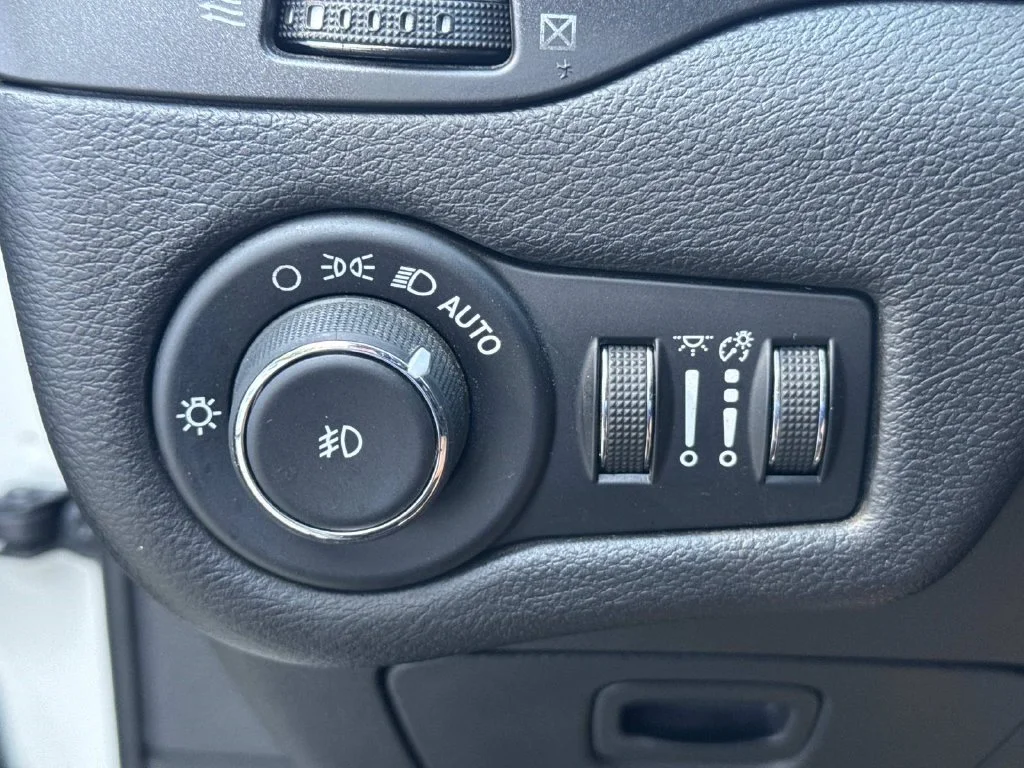 Used 2019 Pearl White Pearlcoat Jeep Trailhawk image 36