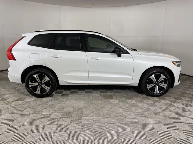 2025 Volvo XC60 Plus - Photo 9