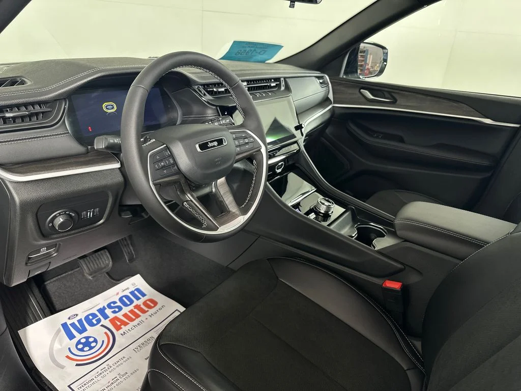New 2026 Silver Zynith Exterior Paint Jeep Altitude image 16