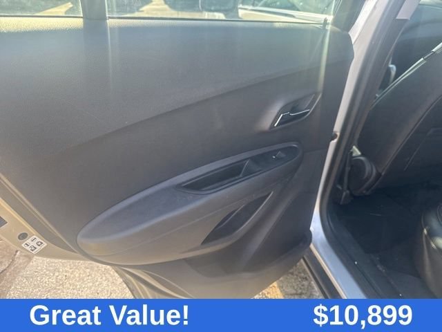 Used 2018 SILVER ICE METALLIC Chevrolet LT image 27