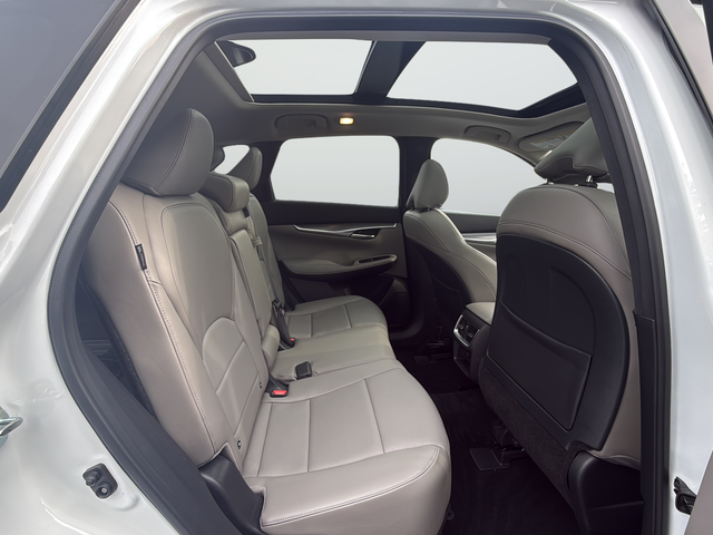 Used 2023 White INFINITI LUXE image 24