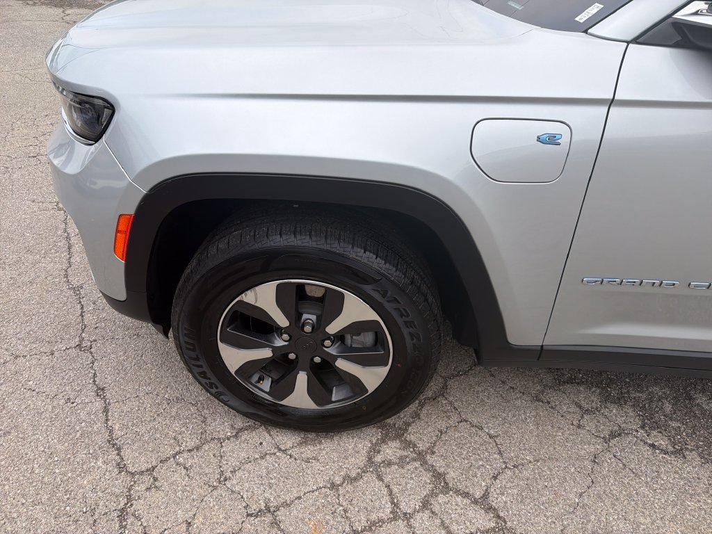 Used 2024 Silver Jeep 4xe image 10