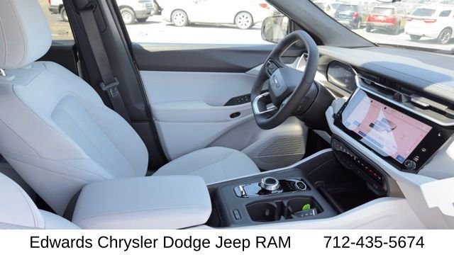 New 2026 Diamond Black Crystal Pearlcoat Jeep Laredo image 32