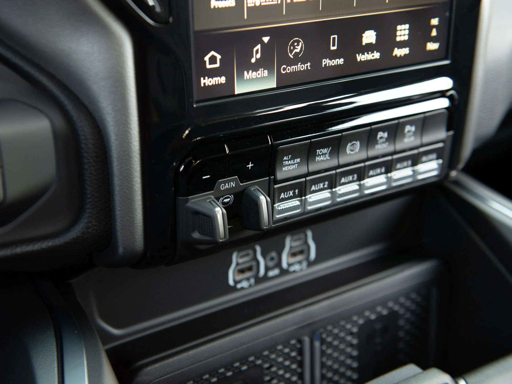 New 2027 Grey RAM Laramie Night* Mega Cab 4x4, Towing Tech Group, Rear Auto-Levelling Air Suspension image 22