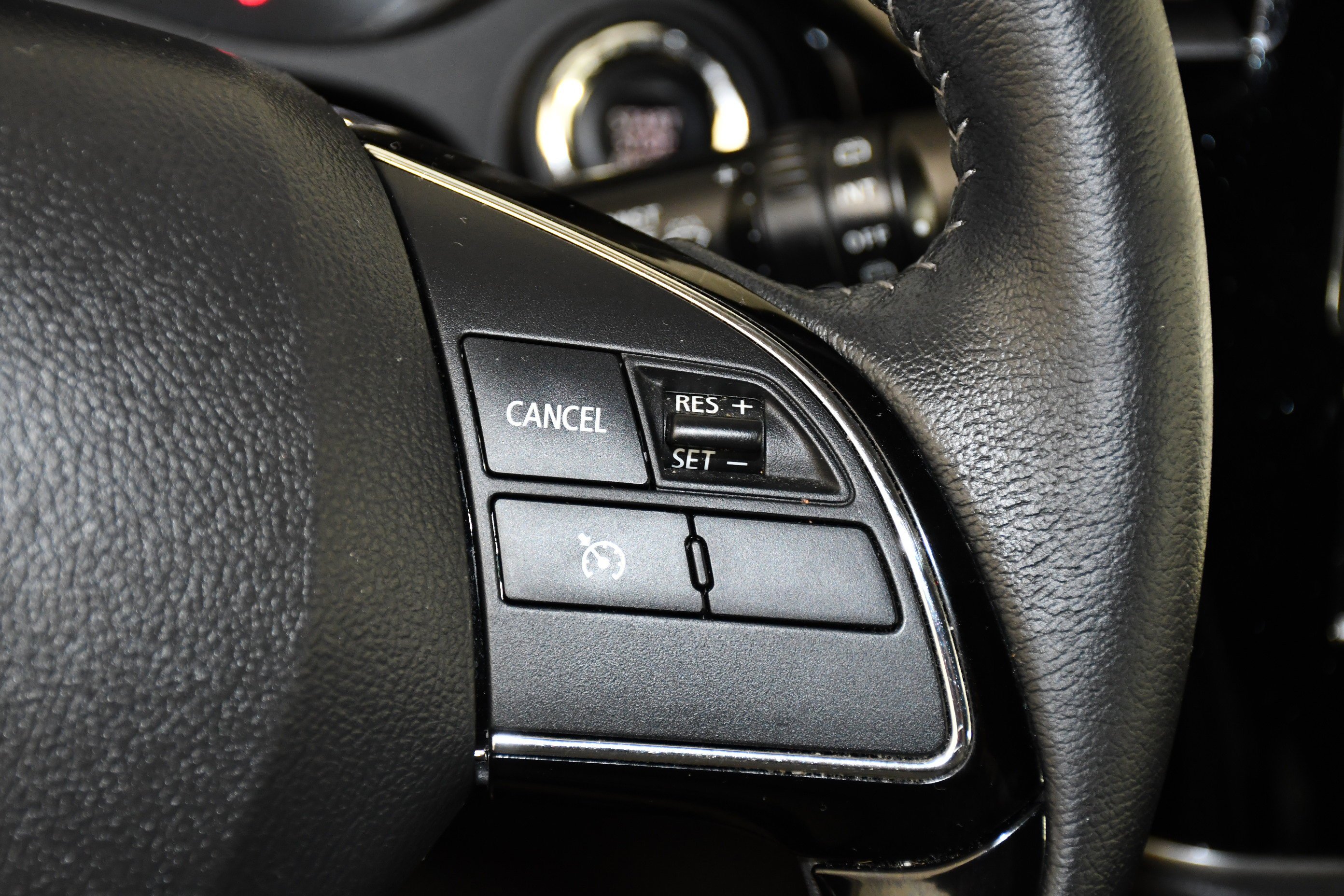Used 2020 Labrador Black Metallic Mitsubishi SEL image 21