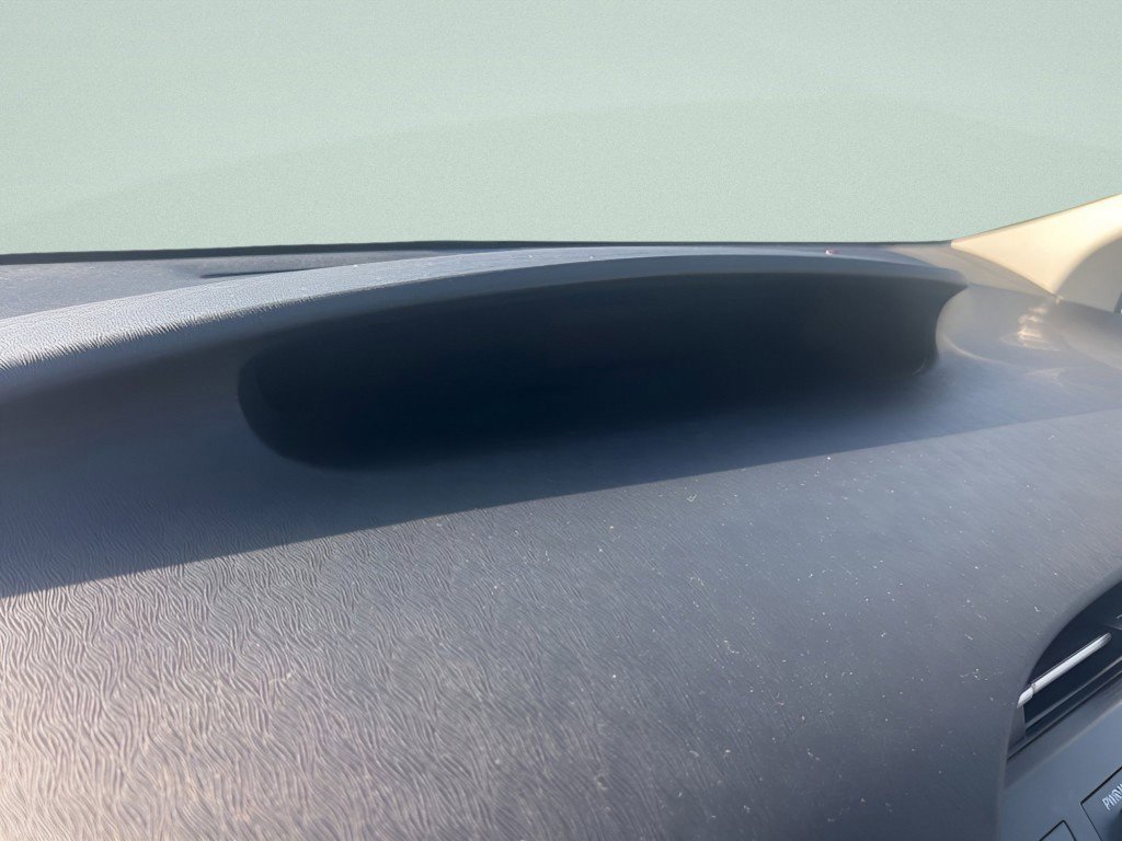 Used 2010 White Toyota V image 23