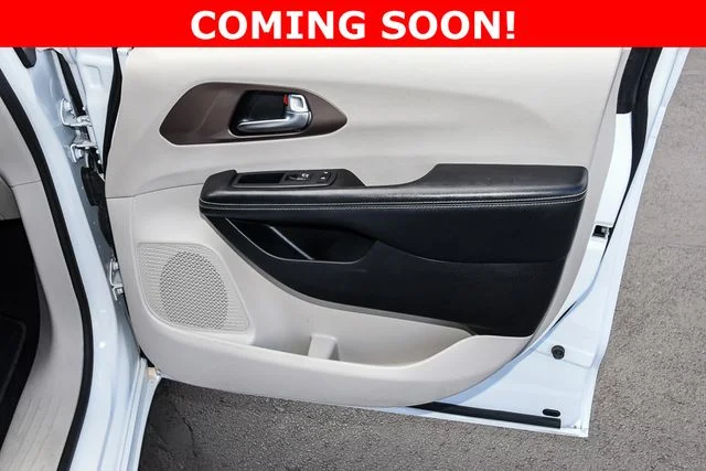 Used 2022 White Chrysler LX image 21